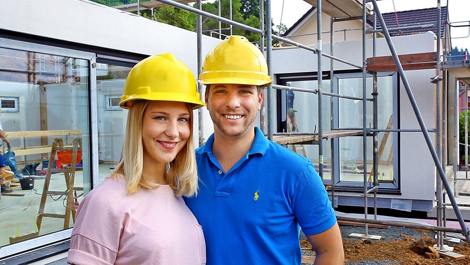 Bauherren-Hausbau-10-Regeln-Baustelle-mit-Bauherrenpaar-Schwoerer-Haus.jpg