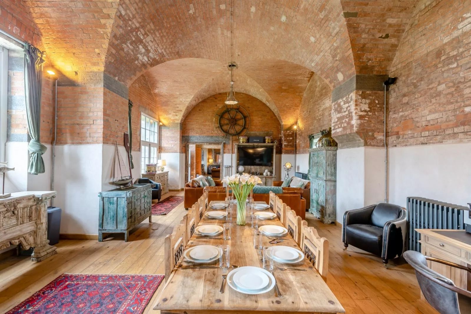 Essbereich mit langem Holztisch und angrenzendem Wohnbereich 1660x1110_LON230071_07.jpg