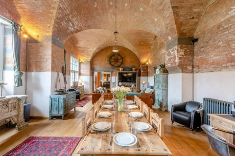 Essbereich mit langem Holztisch und angrenzendem Wohnbereich 1660x1110_LON230071_07.jpg