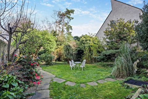 kleiner, ursprünglicher Garten mit weißen Metallstühlen und Tisch auf dem Rasen 1660x1110_ISL240001_84.jpg