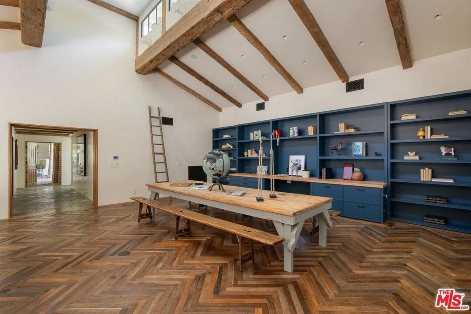 großer Arbeitstisch mit Bänken, blaue Regalwand, Holzboden 13153133c9aa880eb8befa5a53fde86el-m3029568161rd-w1280_h960.jpg