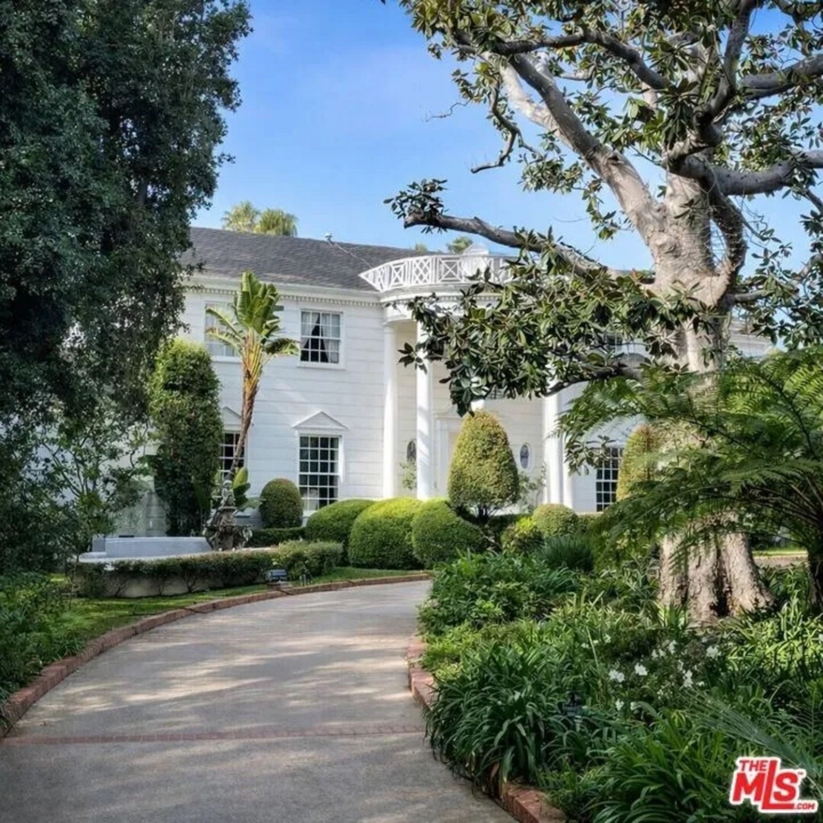 Hausfassade hinter Bäumen, vom privaten Zufahrtsbereich aus. 5e59718eca451019be69dad3a869ec4el-m386889684rd-w1280_h960.jpeg