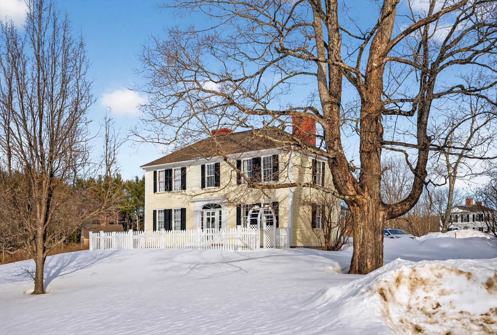 Schneebedeckte Häuser und Garagen, aus der Luft gesehen. 8f9c0c7ee58de7defca5339d592687c6-71.jpg