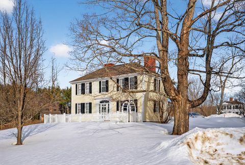 Schneebedeckte Häuser und Garagen, aus der Luft gesehen. 8f9c0c7ee58de7defca5339d592687c6-71.jpg