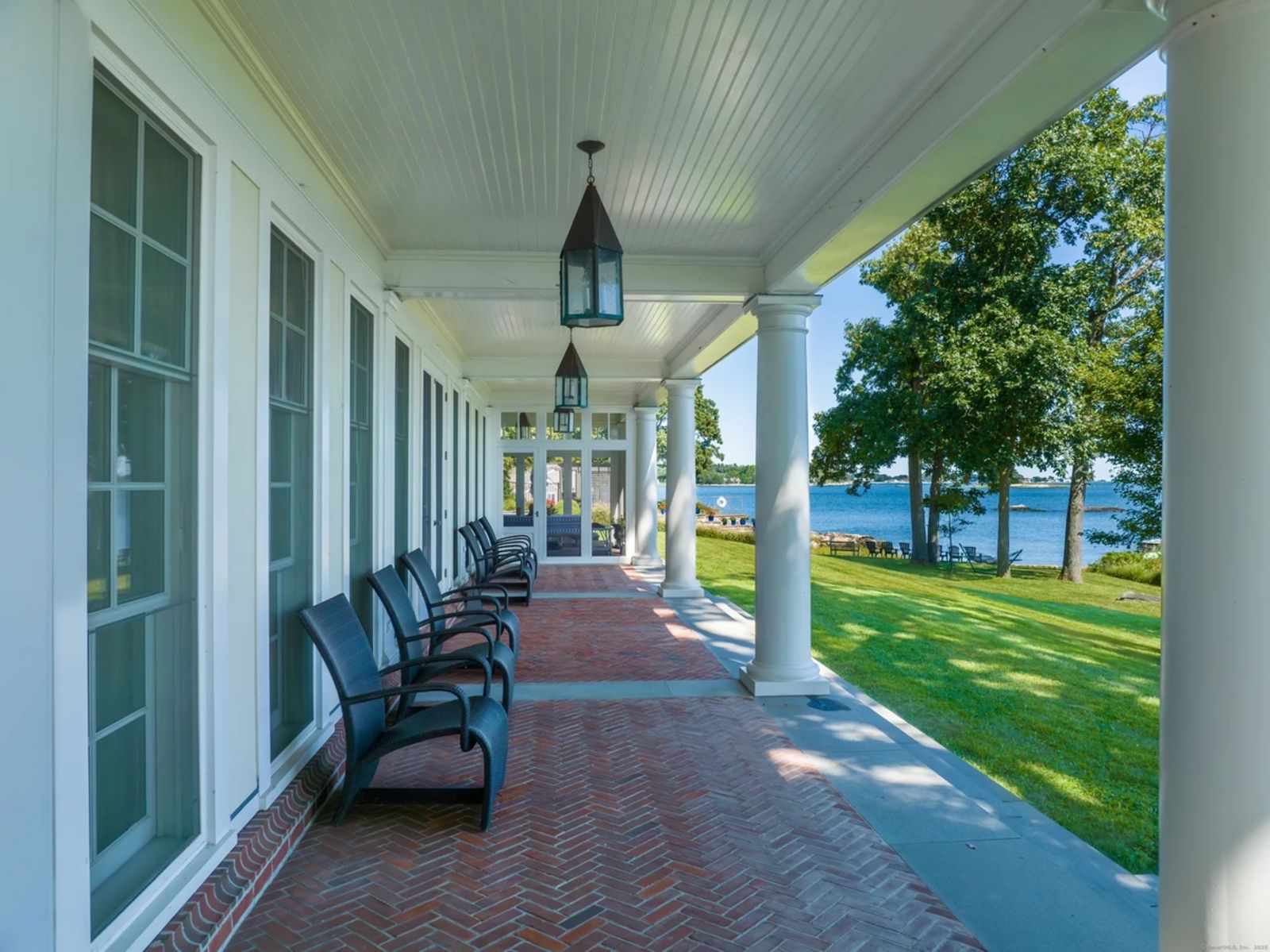 Sitzbereich unter den Kolonnaden, um das Haus verlaufend, mit Meerblick imagereader6.jpg