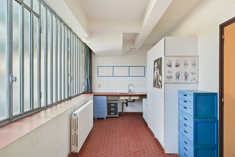 Laborraum mit blauer Fensterwand, rotem Steinboden sowie zentralem Waschbecken und Arbeitsfläche an der Wand. _MG_8048-2.jpg