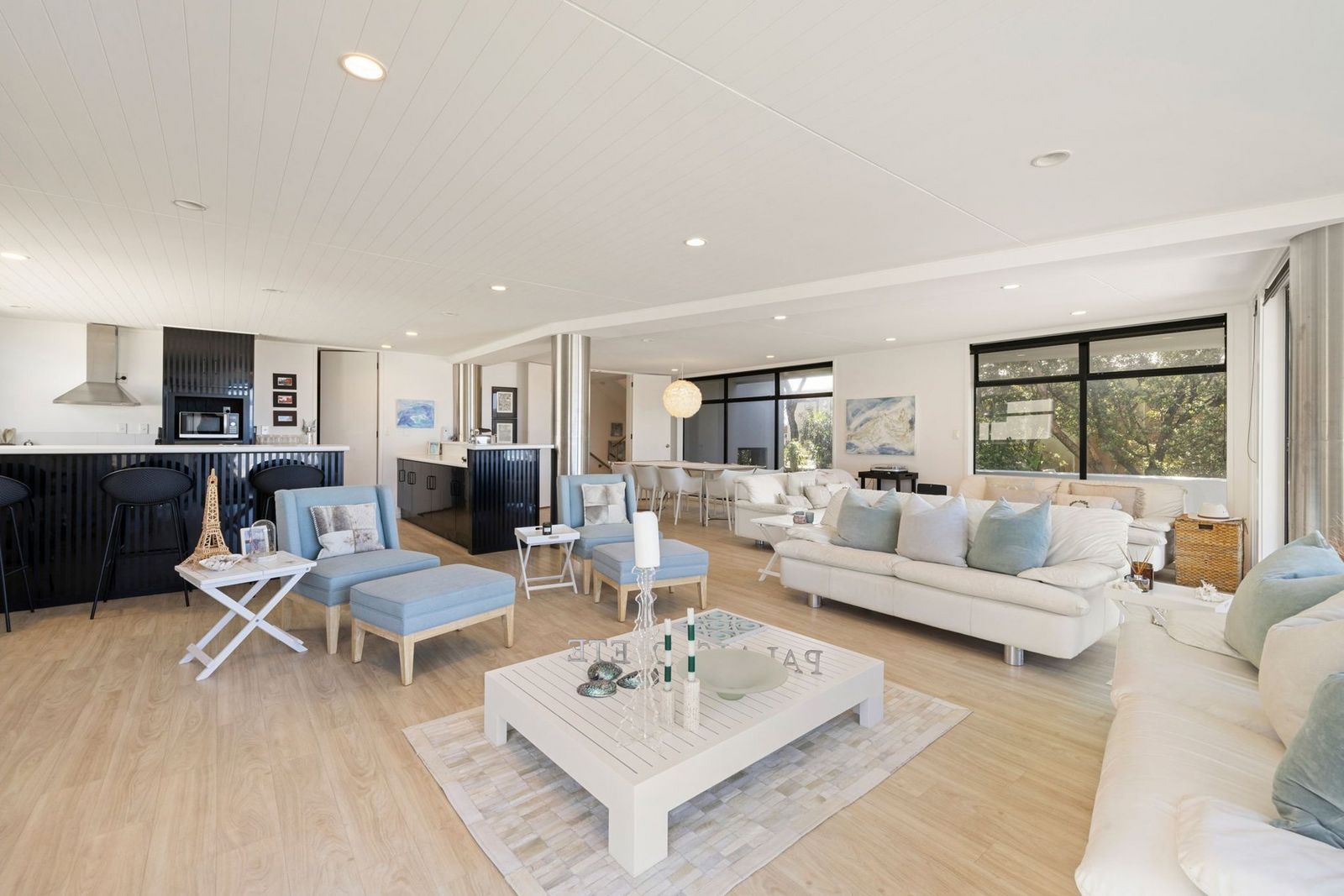 Wohnzimmer, von der Fenster-Ecke aus gesehen, mit Blick auf die Küche im Hintergrund. 1900xxsxm4.jpeg