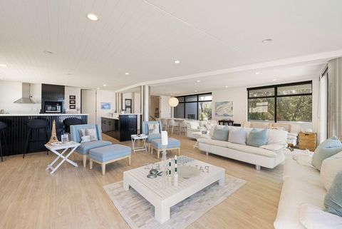 Wohnzimmer, von der Fenster-Ecke aus gesehen, mit Blick auf die Küche im Hintergrund. 1900xxsxm4.jpeg