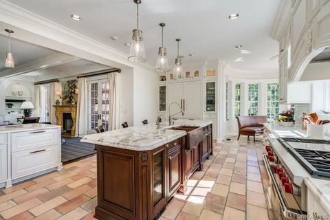 Luxuriöse weiße Küche aus Holz, Stein und Marmor 85e2c315594c52753ab610f591889bbal-m221522450rd-w1280_h960.jpeg