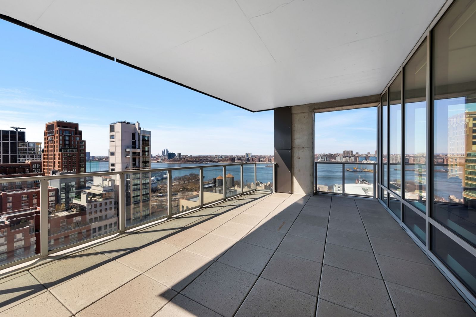 Balkon Blick zum Wasser Calvin_Klein_Penthouse_in_New_York_City__c__Anton_Brookes___H5_Photography__15_.jpg