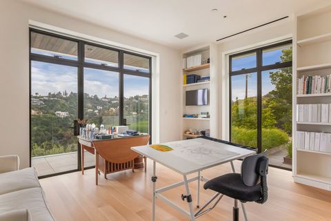 Arbeitszimmer hell, mit bodentiefen Fenstern und weiterm Blick über die Hügel 027b2b4a-cfec-4801-ae9c-4cf2d579f7f9.jpg