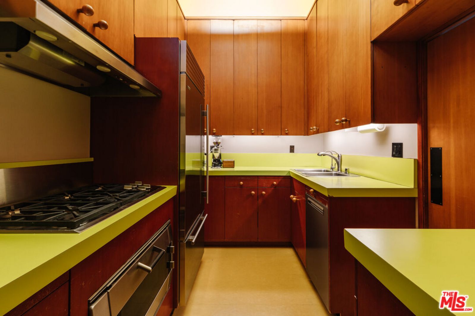 Edle Holzküche mit Apfelgrünen Akzenten 25590691_68fe2fe0-2897-4ec7-9e3a-34ac266f2121.jpg