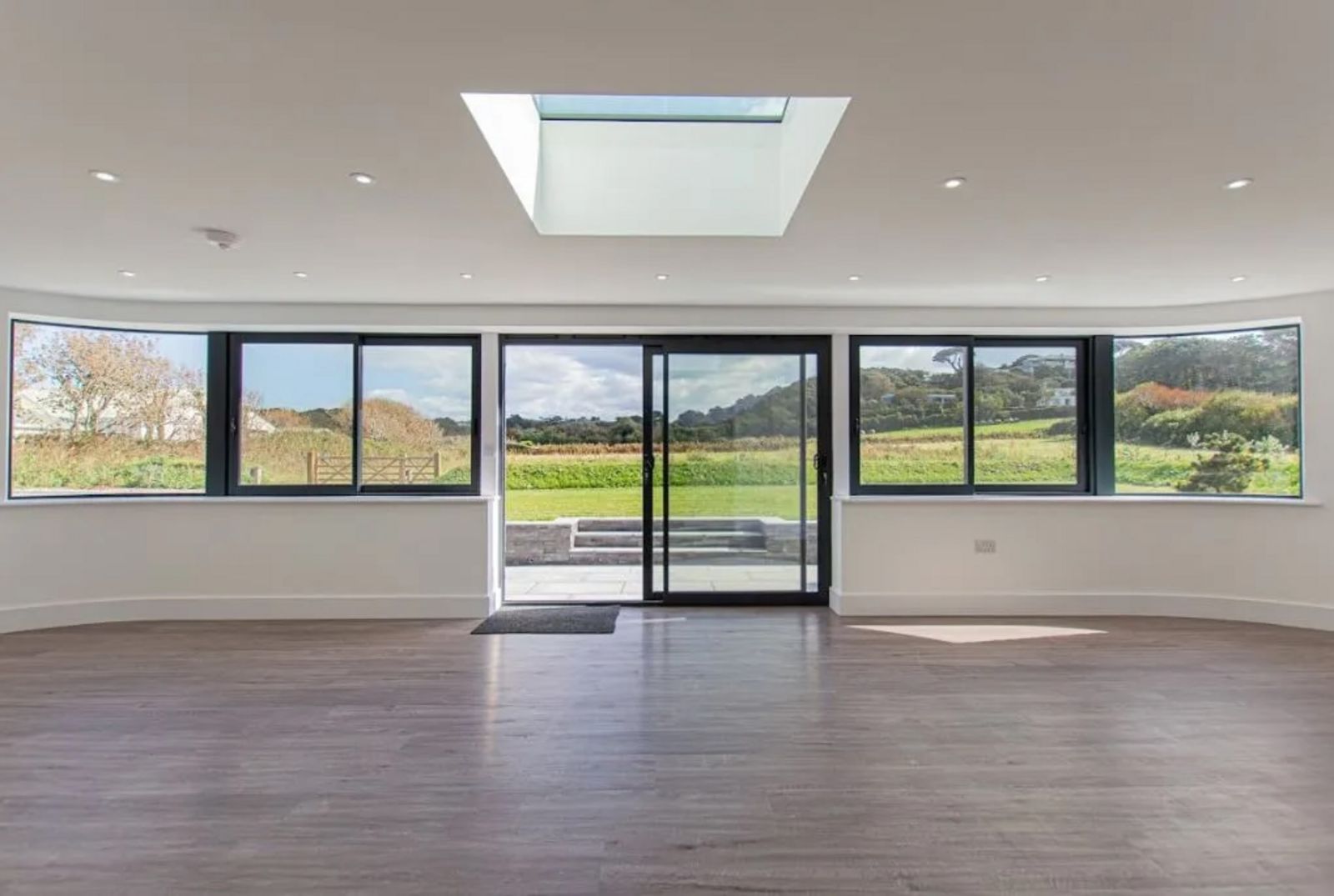 Panoramablick aus dem Wohnzimmer – Offen zum grünen Garten _82682993-e1cb-46ad-b175-6b384c646778_Kopie.jpeg