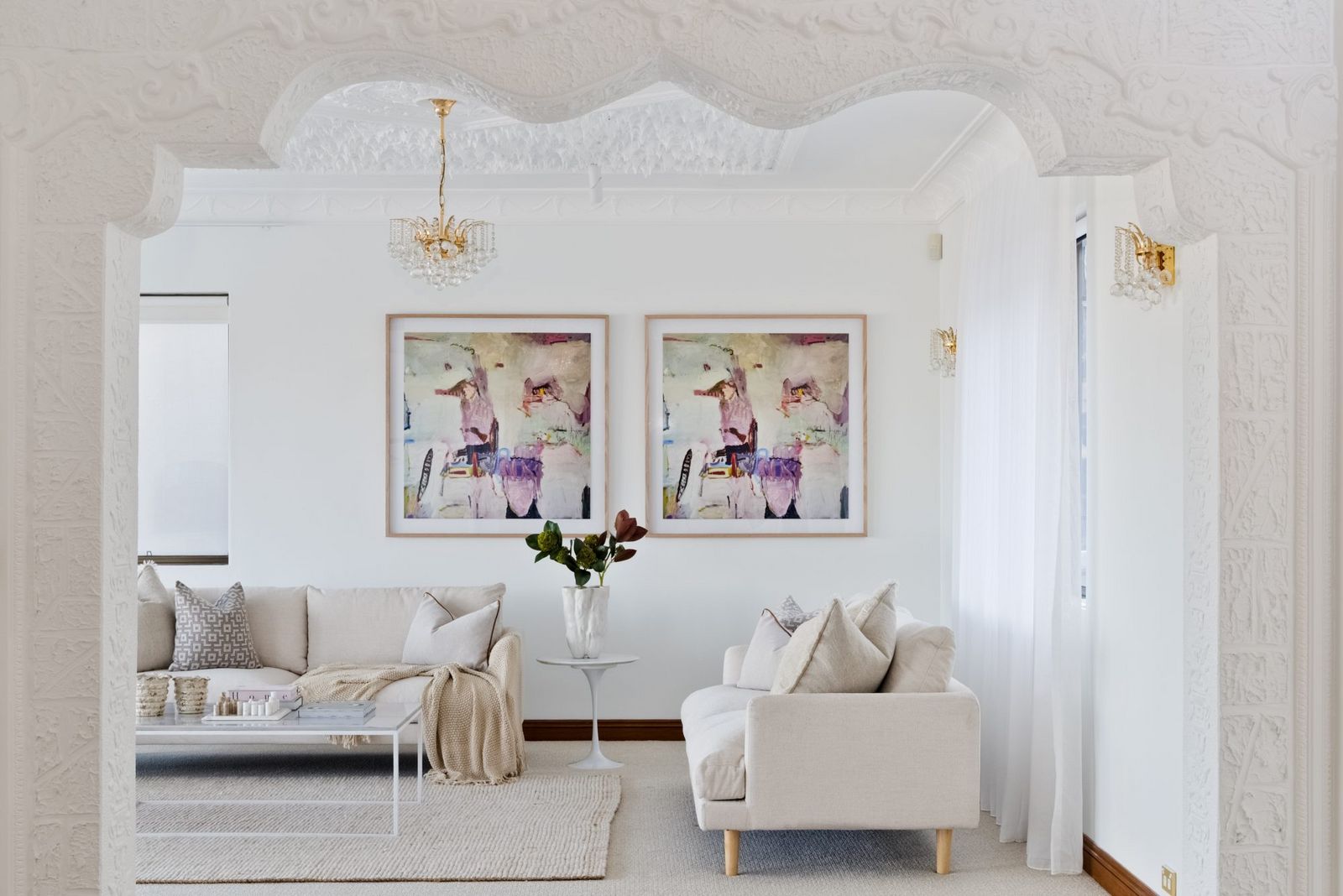 Blick vom Flur ins Wohnzimmer, weiß-creme-Töne mit Stuck WEB-528165-scaled.jpg