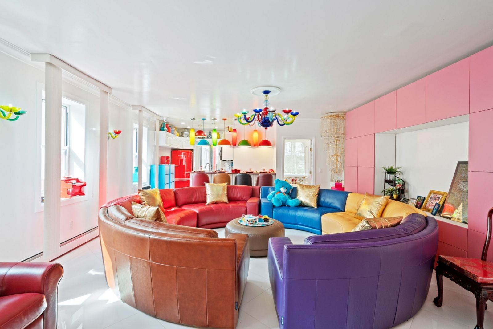 Sofakreis mit Elementen in lila, blau, braun rot, beige 15_28-07_36th_Ave-Second_Floor-Living_Room_A.jpeg