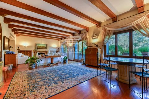 Esszimmer mit Holzbalkendecke, Panoramafenster und Fenstertür zum malerischen Garten  7dcac5cb9edfe31a1adf47192271f200_502f7286c2_4096-original-scaled.jpg