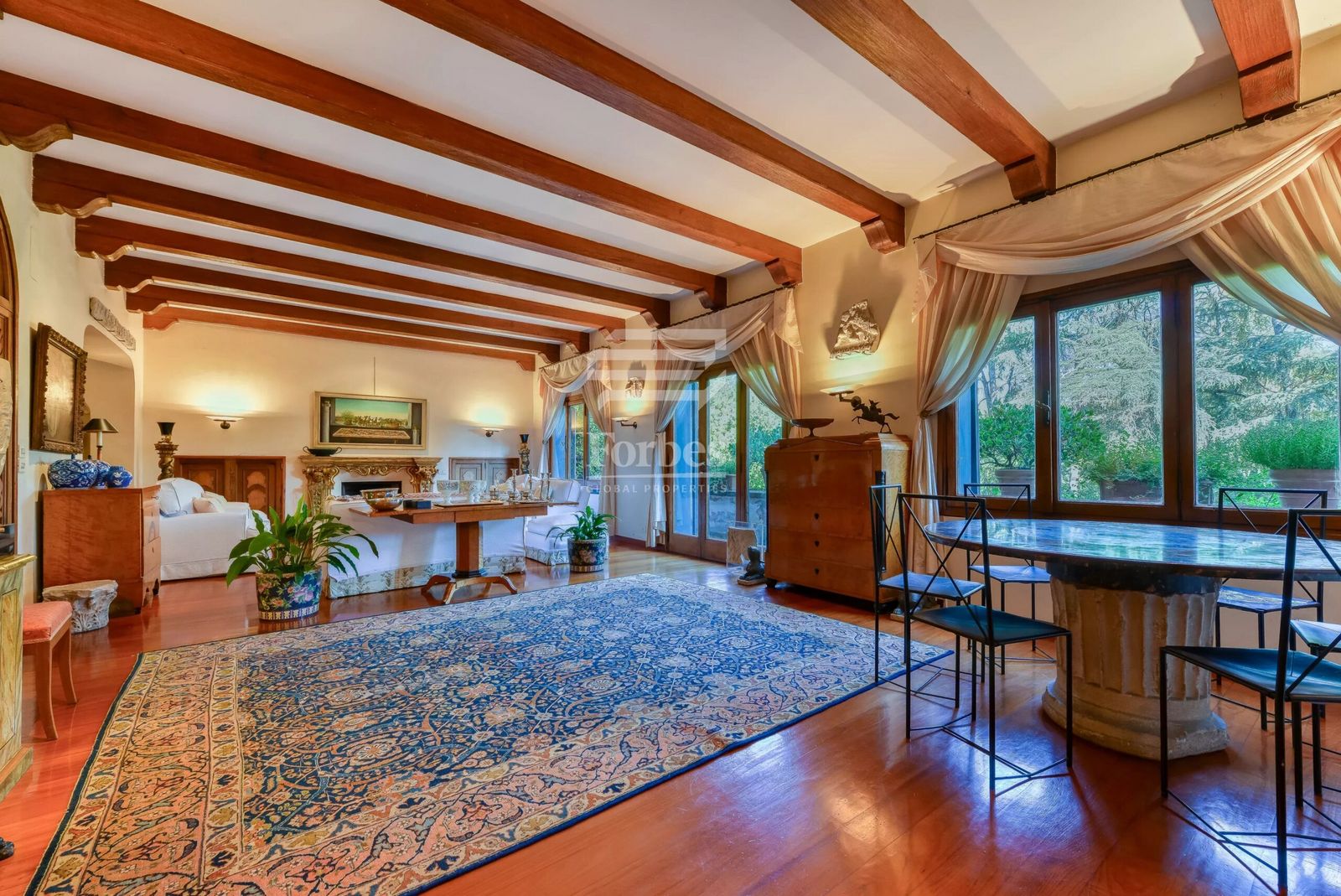 Esszimmer mit Holzbalkendecke, Panoramafenster und Fenstertür zum malerischen Garten  7dcac5cb9edfe31a1adf47192271f200_502f7286c2_4096-original-scaled.jpg