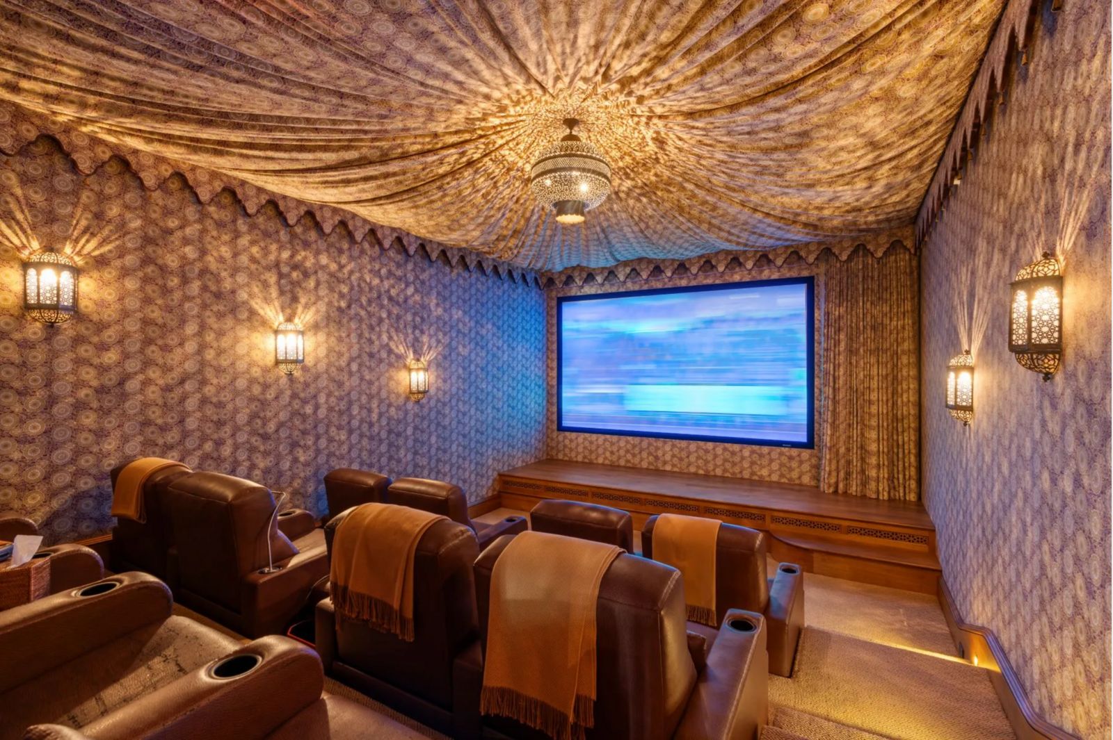 Exklusives Home Cinema in warmen Brauntönen Sothebys4.jpg