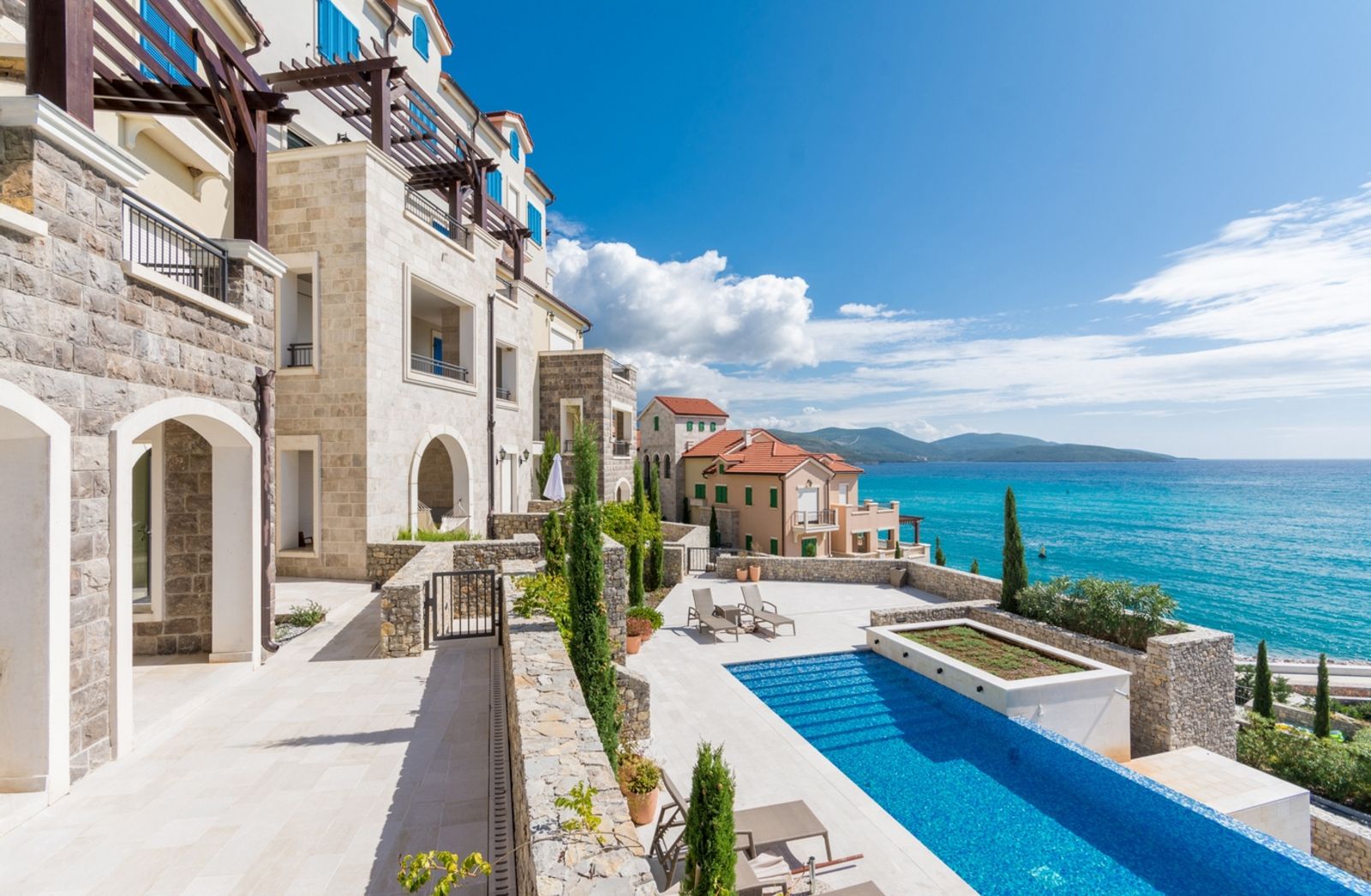 Helle Fassaden, Pool, weiter Blick aufs Meer 54236378180_5da91289fe_o.jpg