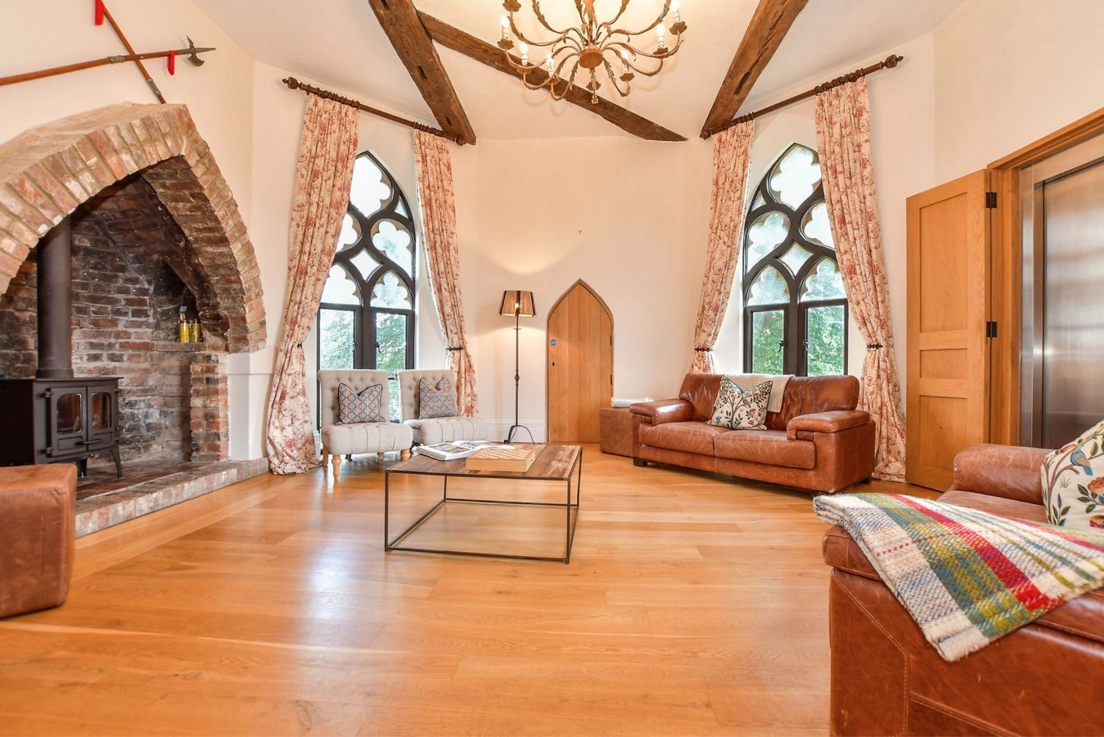 Turmzimmer mit Kaminofen Fine_Country6.jpg