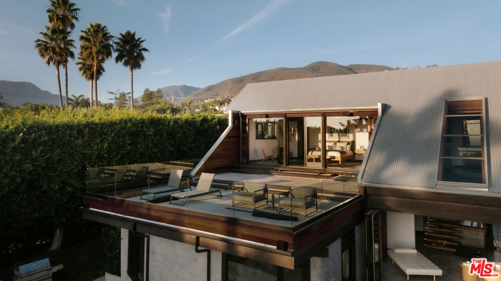 Private Zimmerterrasse, vom Meer aus gesehen, bei Sonnenschein mit Hügel im Hintergrund. origin8.jpg