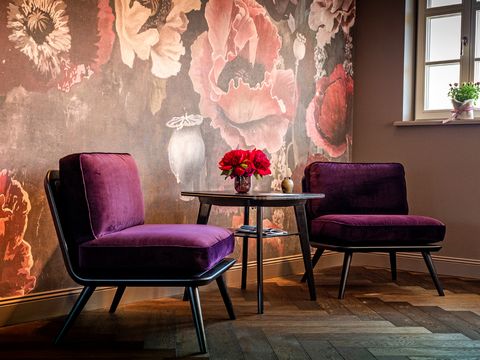 Stuhl mit Blumenwand Boutique_Hotel_Allgaeu_Alpenloge_76.jpg