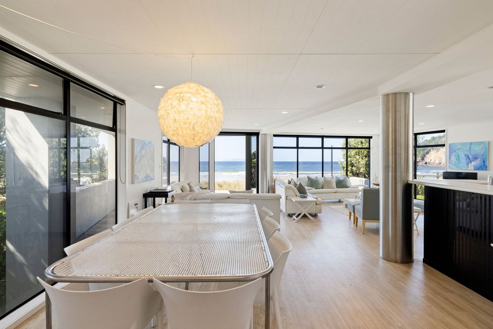 Essecke im Wohnzimmer neben Panoramafenster 1900xxsxm2.jpeg