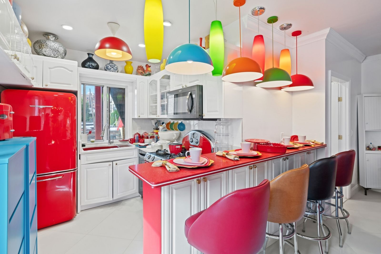Küche, weiße Fronten, roter Kühlschrank, roter Tresen, bunte Hängelampen 18_28-07_36th_Ave-Second_Floor-Kitchen_A.jpeg