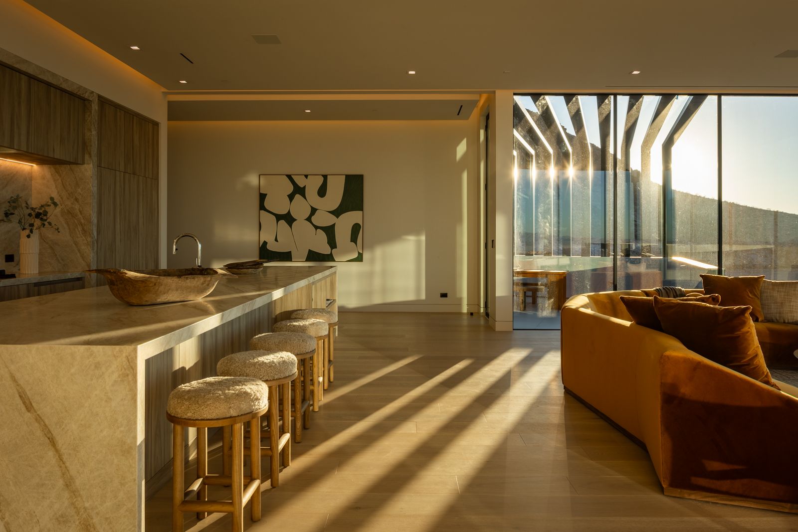 Offene Küche mit Wohnzimmer und Panoramafenster bei Sonnenuntergang Chisel_Crest_Final__WEP_-_MLS-56.jpg