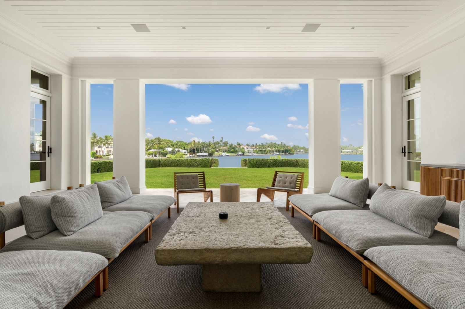 überdachte Terrasse mit spektakulärem Ausblick über Vorgarten und Wasser bis zum nächsten Ufer DSC00445-HIGH.jpg