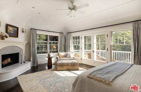 Lichtdurchflutetes Schlafzimmer mit Steinkamin und eigenem Balkon origin6.jpeg