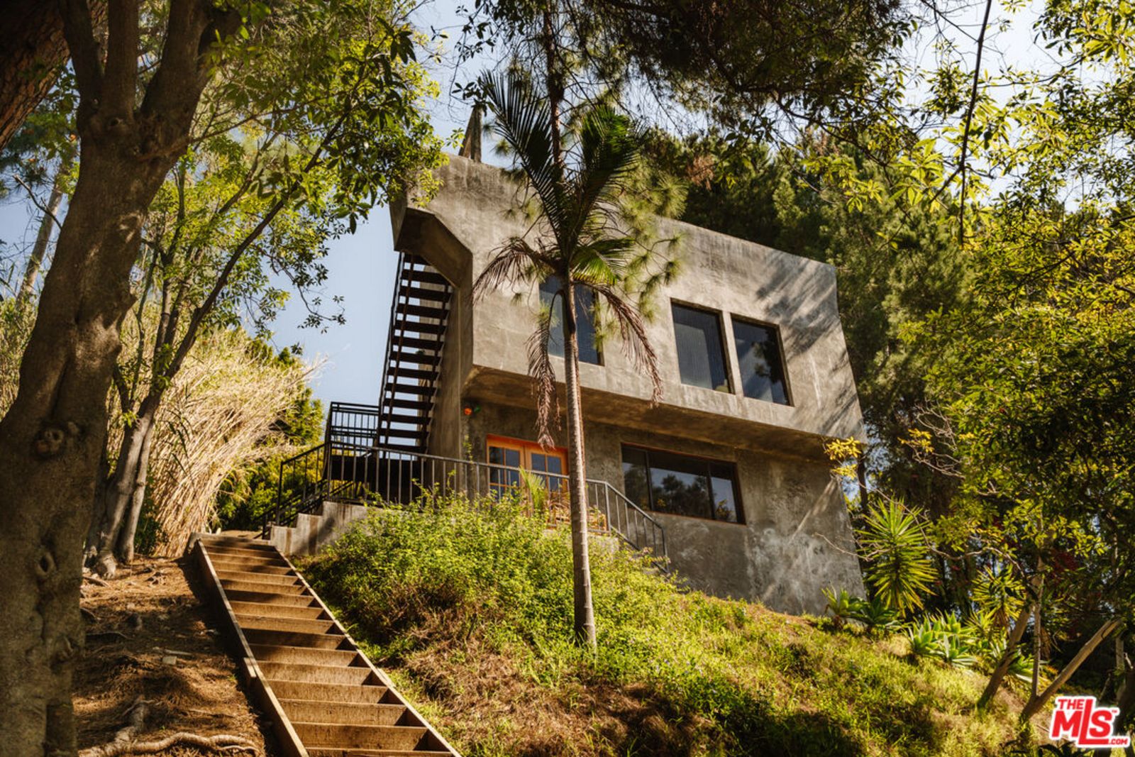 Hausfassade von der Gartentreppe aus gesehen 25590691_f149fb6b-bff5-471f-af6d-e8f2bf1ebde2.jpg