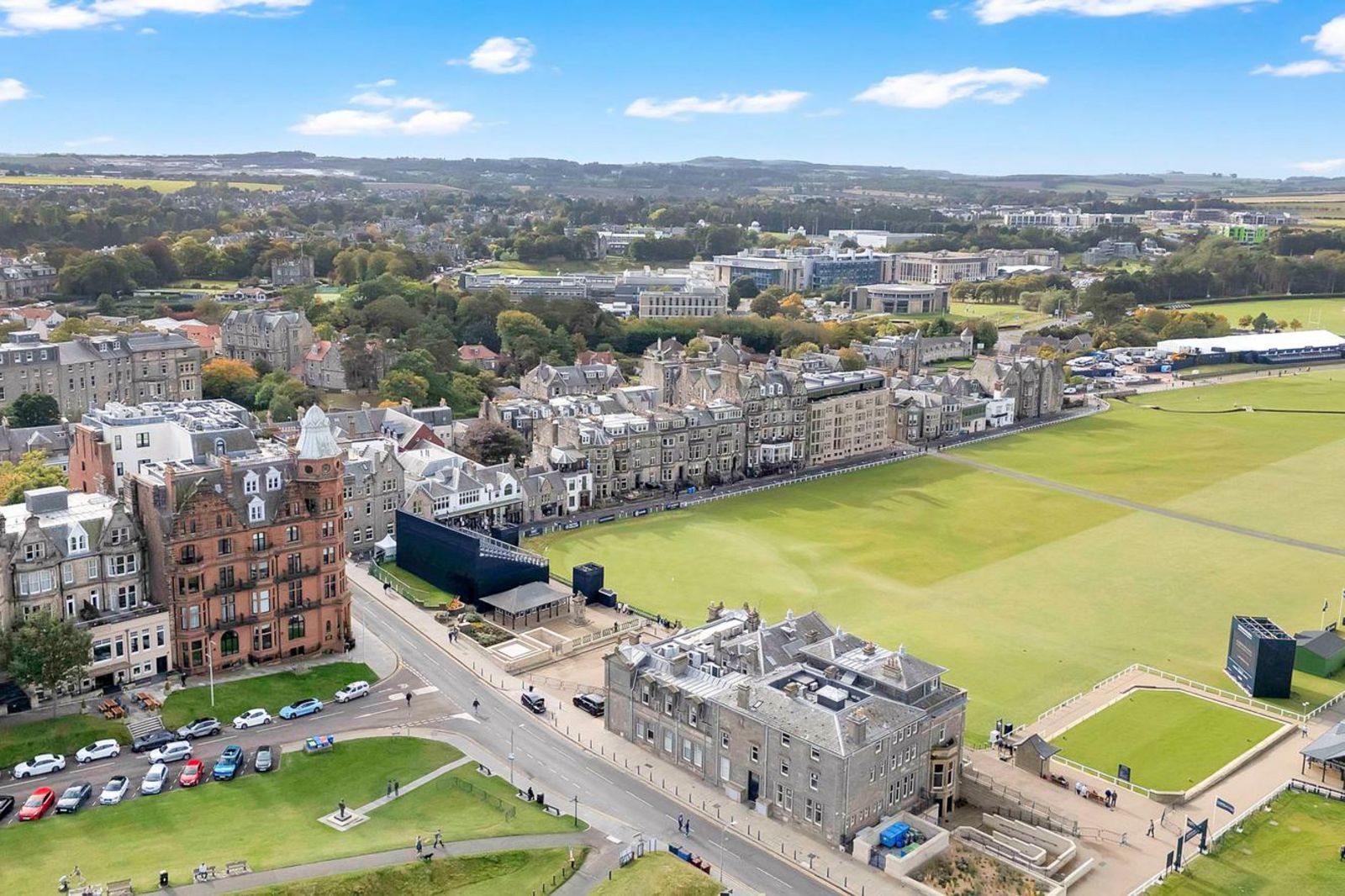 Drohnenaufnahme des Old Course mit angrenzenden historischen Gebäuden und der Stadt St Andrews im Hintergrund. 53151492.jpg