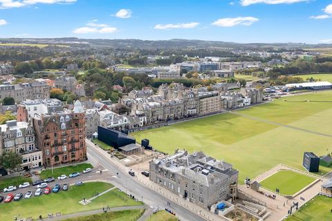 Drohnenaufnahme des Old Course mit angrenzenden historischen Gebäuden und der Stadt St Andrews im Hintergrund. 53151492.jpg