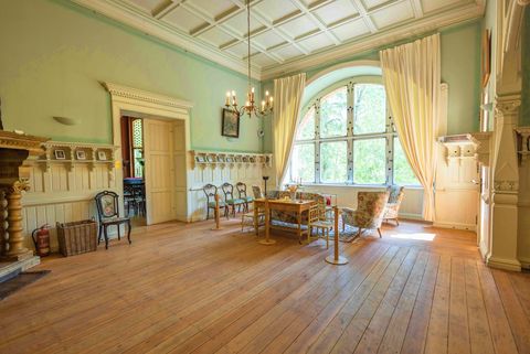 mint-Wände, Holzboden, großes Bogenfenster IMG_4604.jpg