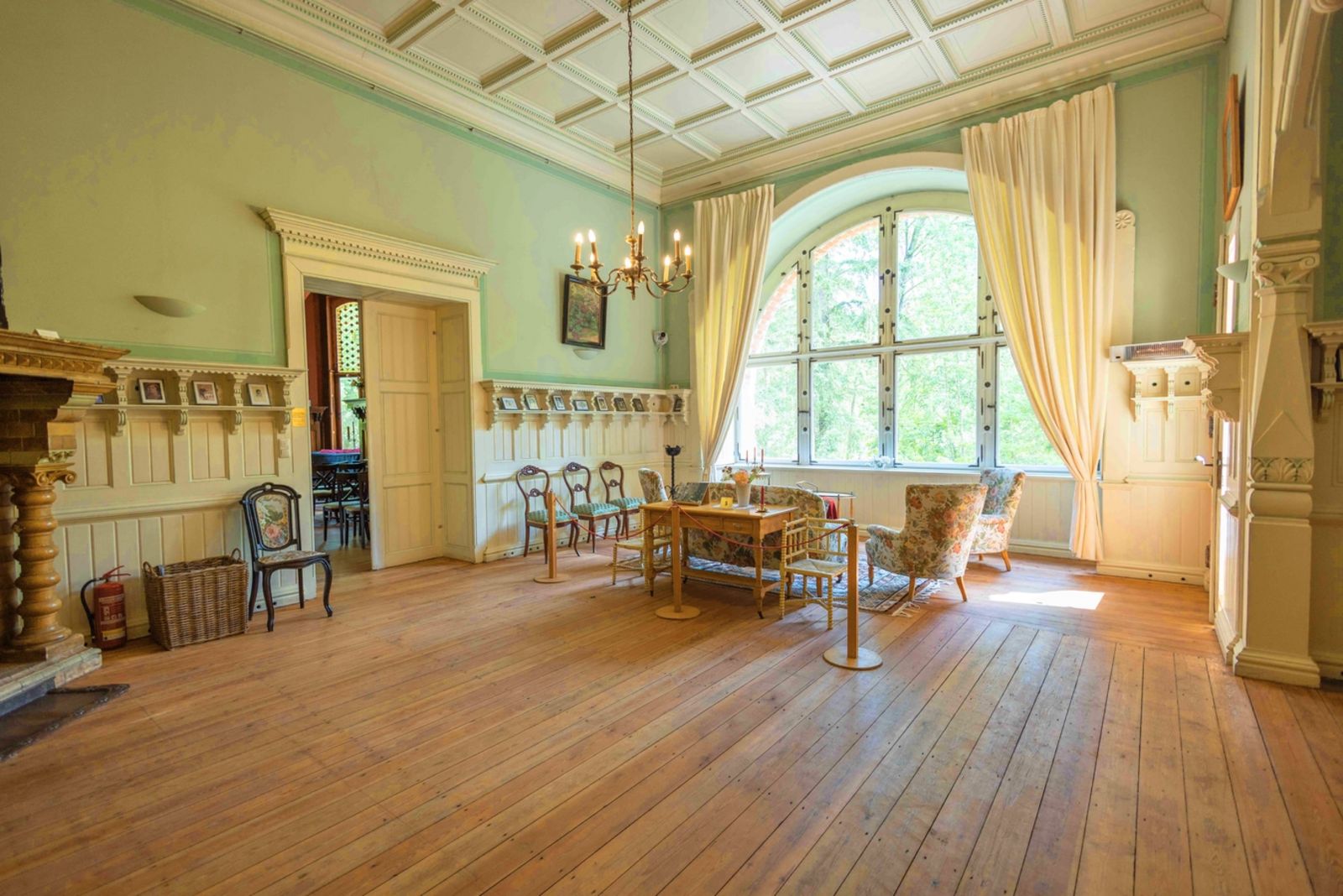 mint-Wände, Holzboden, großes Bogenfenster IMG_4604.jpg