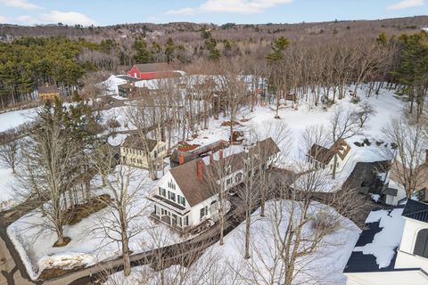 Schneebedeckte Häuser und Garagen, aus der Luft gesehen. 8f9c0c7ee58de7defca5339d592687c6-4.jpg