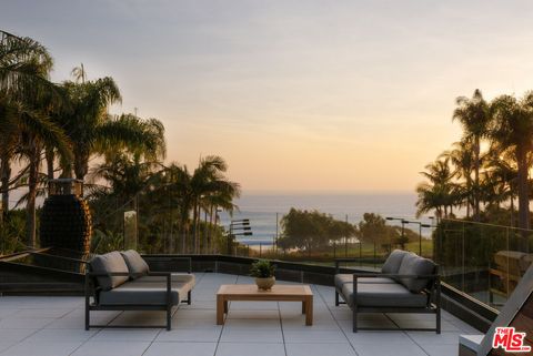 Terrasse bei Sonnenuntergang, vom Haus aus gesehen, mit Palmenkulisse. origin6.jpg