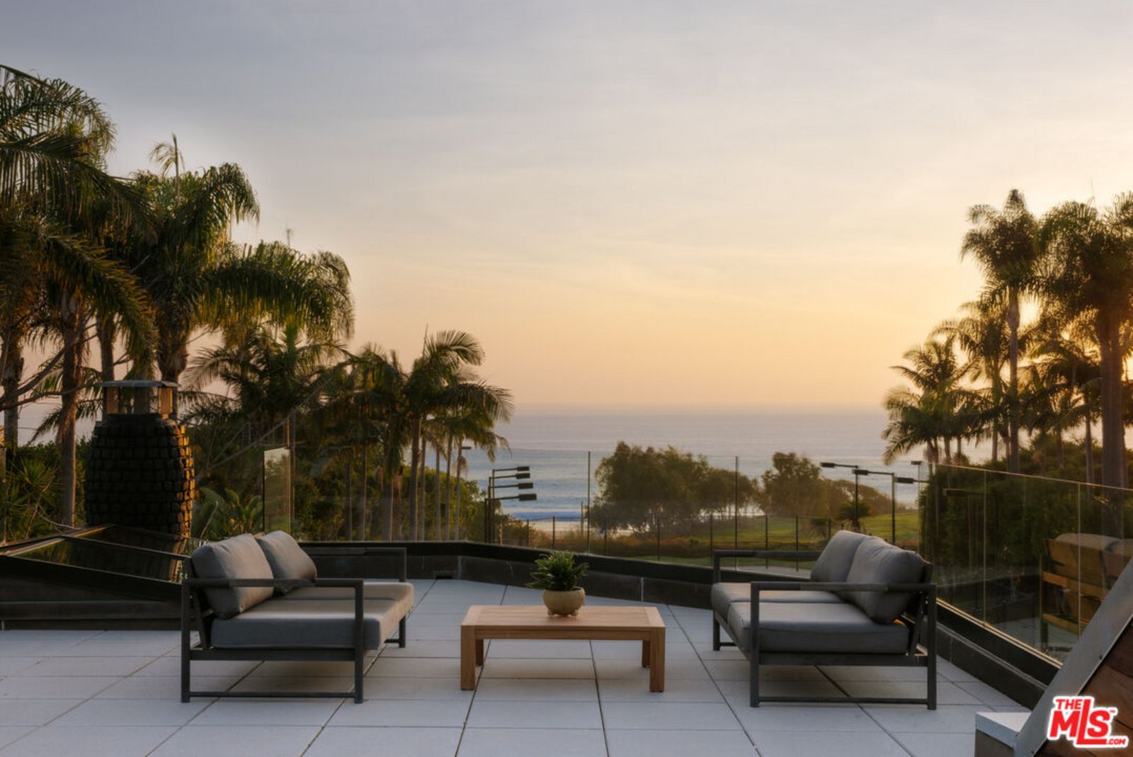 Terrasse bei Sonnenuntergang, vom Haus aus gesehen, mit Palmenkulisse. origin6.jpg