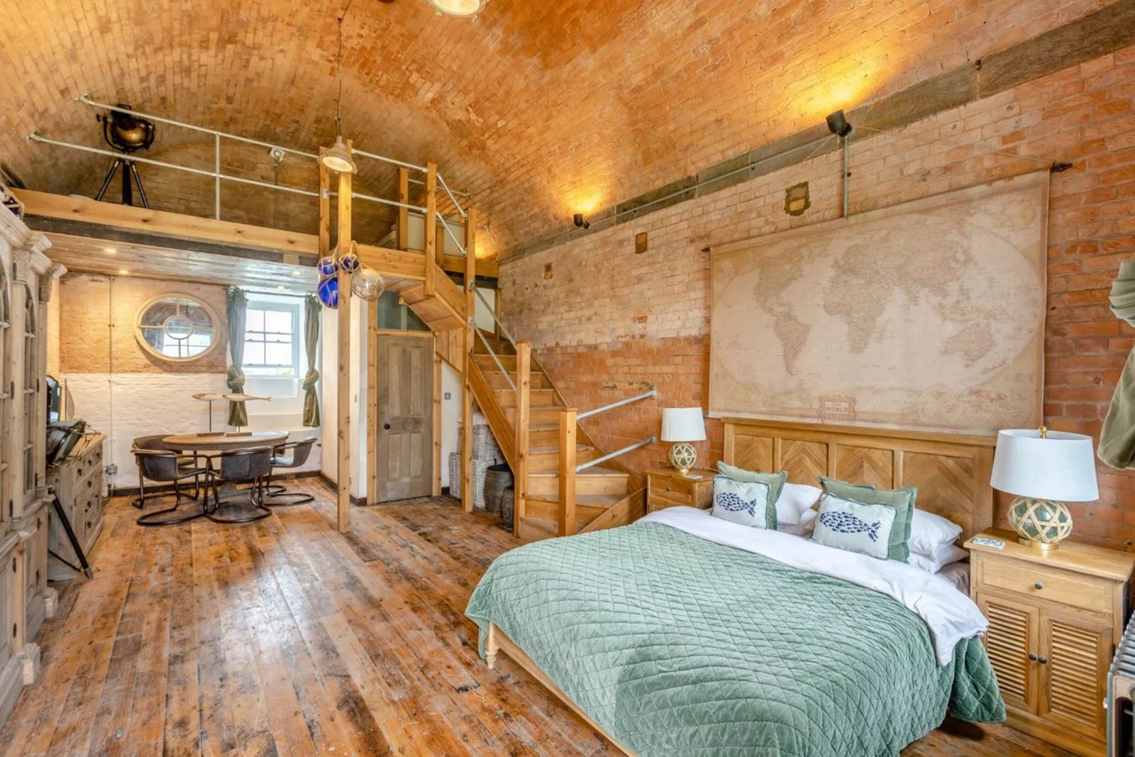 Schlafzimmer mit Steingewölbe, Holzdielen 1660x1110_LON230071_10.jpg