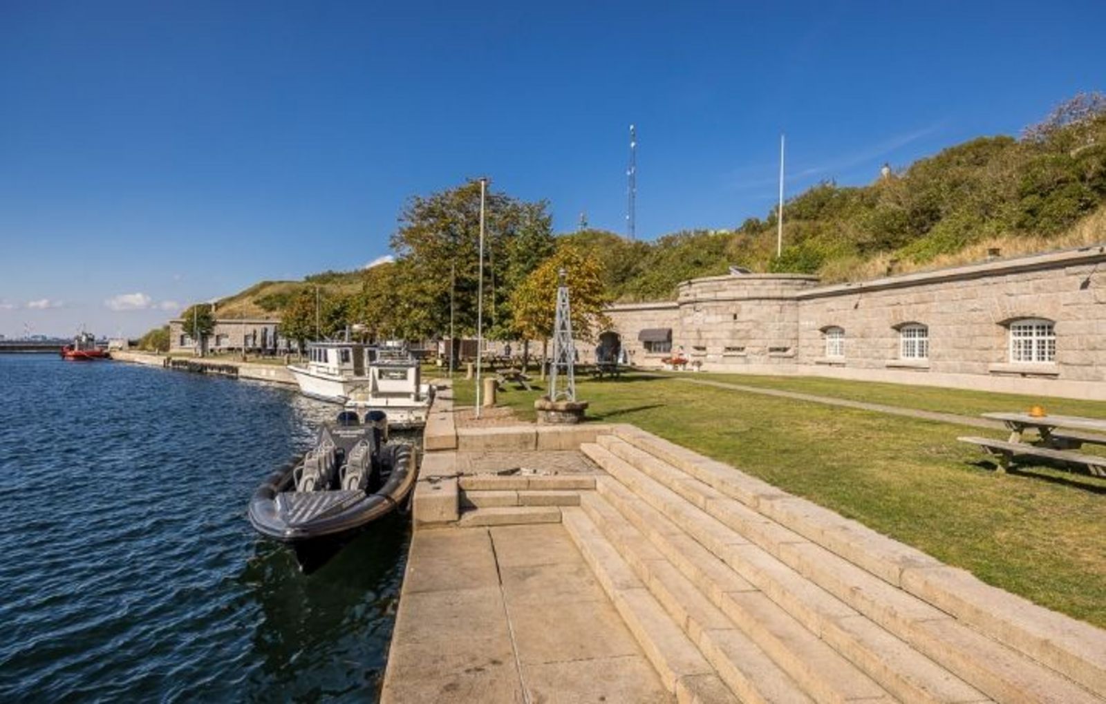 Inselhafen mit Treppen und Bootsanlegestellen 27-12012026132330falkfortet-muusfoto-m25_8184-web.jpg