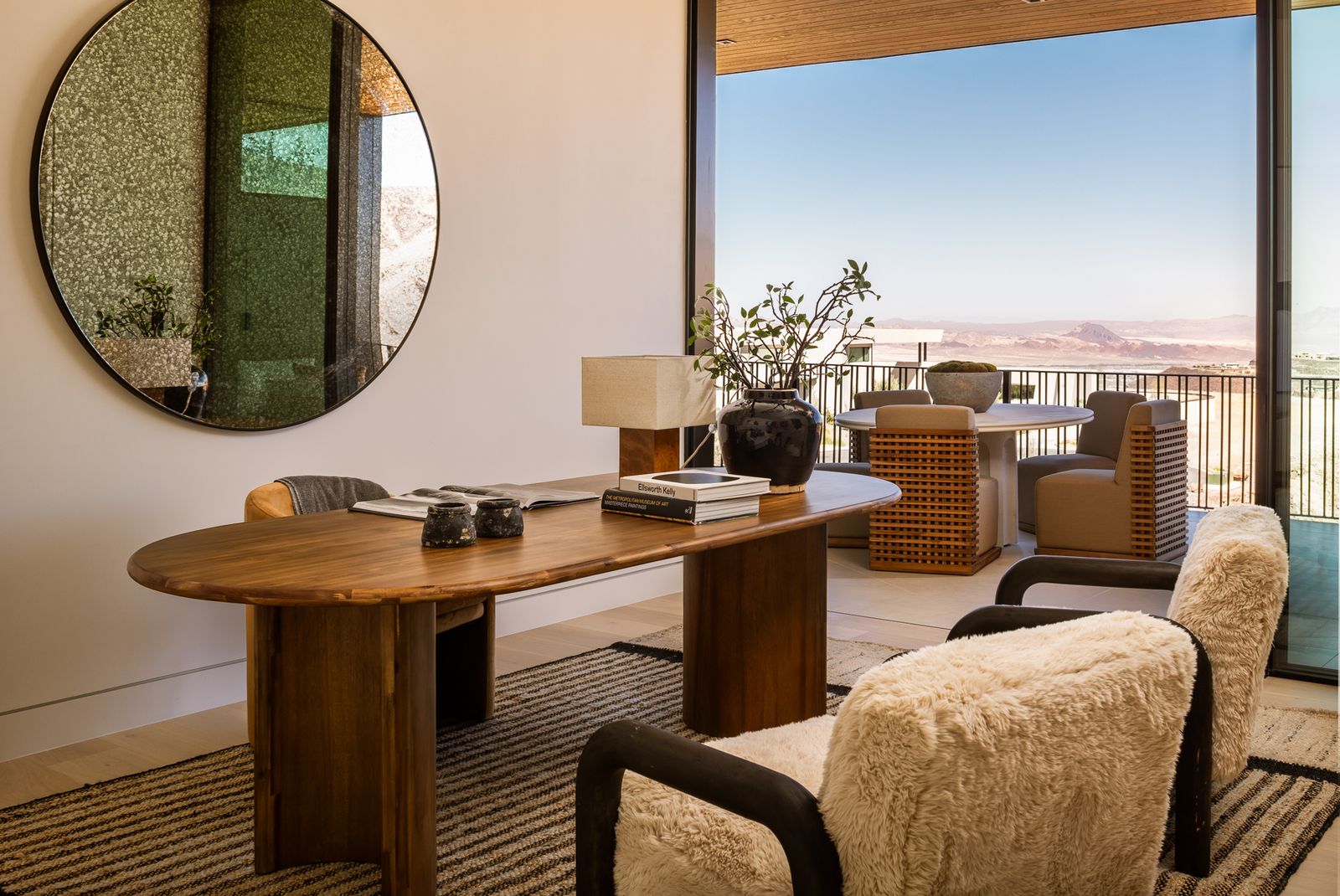 Schreibtischecke mit Fensterblick auf die Wüstenlandschaft Chisel_Crest_Final__WEP_-_MLS-94.jpg