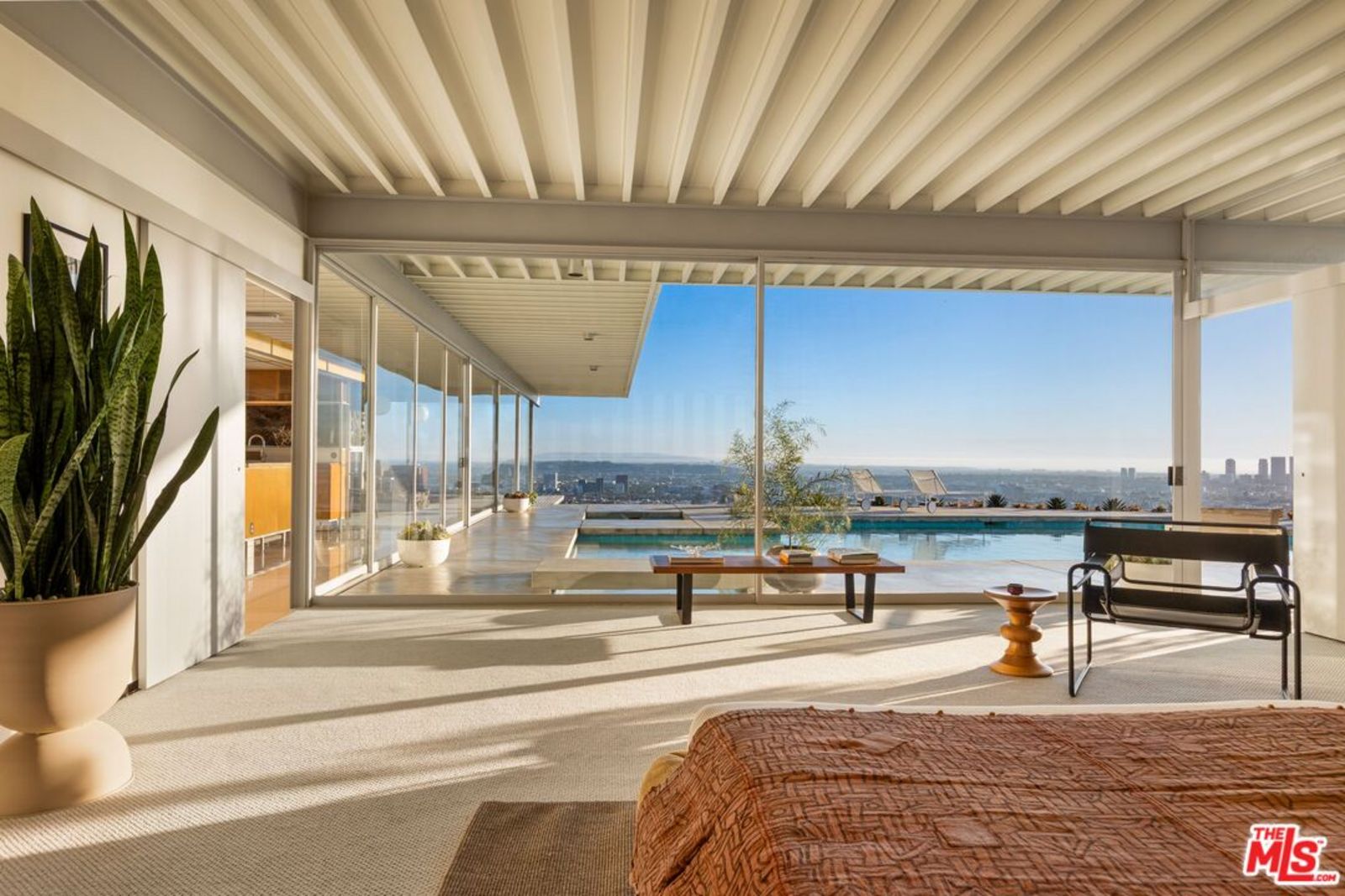 Durchlichtetes Schlafzimmer mit Terrassenzugang zum Pool und Hollywood-Panorama im Hintergrund -98304257446508296.jpg