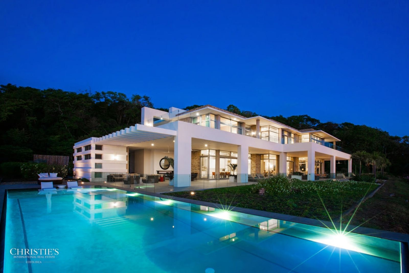 Haus vom erleuchteten Pool aus, Abendstimmung b543cb79-82c1-41b3-8890-26c29bbf88eb.jpg