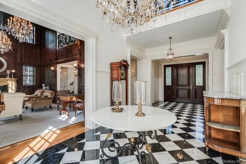 Prunkvoller Flur mit riesigem Kronleuchter und schwarz-weißem Marmorboden 85e2c315594c52753ab610f591889bbal-m4215419998rd-w1280_h960.jpeg