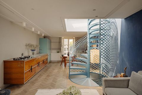 Helles Küchen- und Esszimmer mit hellblauer Spiraltreppe. 245161096.jpg