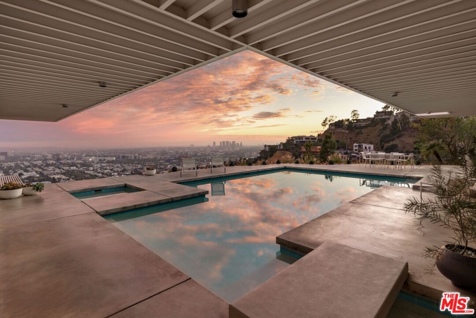 Moderne, geometrische Swimmingpool-Terrasse mit Blick über Hollywood -4539844787150028016.jpg