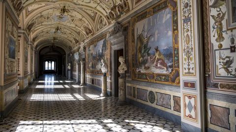 Prunkvoller Schlosskorridor mit Renaissance-Malereien sowie farbigem Marmor an Wänden, Decke und Boden im-14760437.jpeg