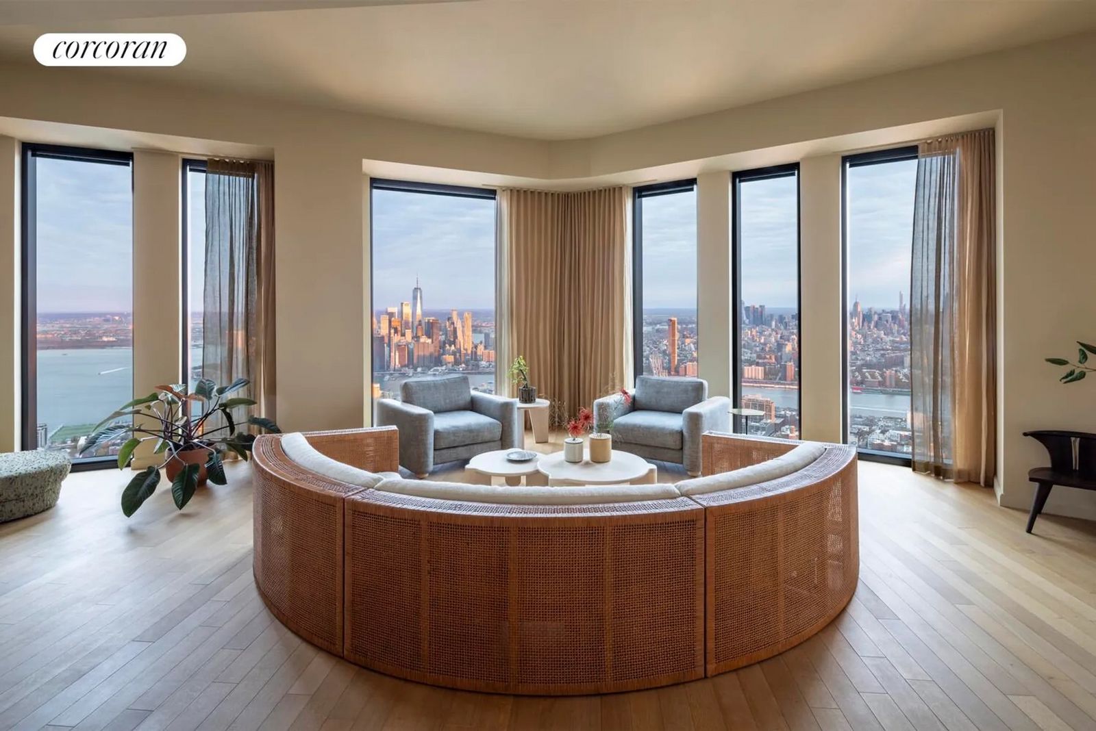 Moderne Sitzecke mit Design-Sessel und runder Sitzbank. 158653187.jpeg