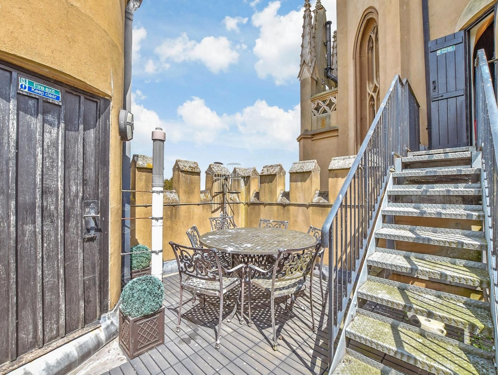 Dachterrasse mittlere Ebene mit Zugang zum Turm Fine_Country3.jpg